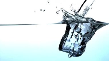 Süper yavaş su sıçrıyor. 1000 fps 'de yüksek hızlı bir kamerayla çekildi. Yüksek kaliteli FullHD görüntüler