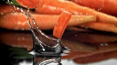 Süper yavaş hareket eden havuç dilimleri. 1000 fps 'de yüksek hızlı bir kamerayla çekildi. Yüksek kaliteli FullHD görüntüler