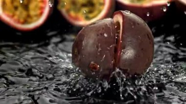 Süper yavaş çekim tutku meyveleri. 1000 fps 'de yüksek hızlı bir kamerayla çekildi. Yüksek kaliteli FullHD görüntüler