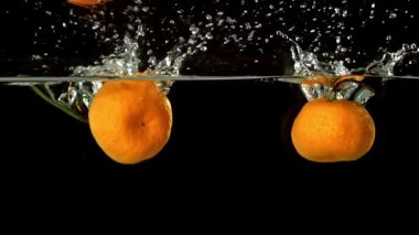Süper yavaş çekimde taze mandalina. 1000 fps 'de yüksek hızlı bir kamerayla çekildi. Yüksek kaliteli FullHD görüntüler