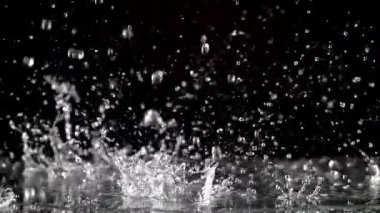 Süper yavaş çekim yağmur damlaları. 1000 fps 'de yüksek hızlı bir kamerayla çekildi. Yüksek kaliteli FullHD görüntüler