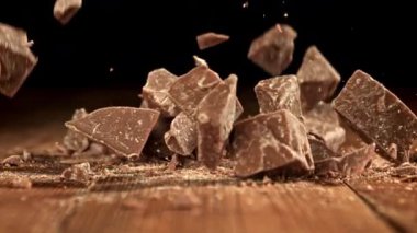 Süper yavaş hareket eden sütlü çikolatalar. 1000 fps 'de yüksek hızlı bir kamerayla çekildi. Yüksek kaliteli FullHD görüntüler