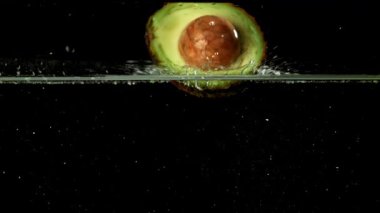 Süper yavaş çekim taze avokado ve damlalar. 1000 fps 'de yüksek hızlı bir kamerayla çekildi. Yüksek kaliteli FullHD görüntüler