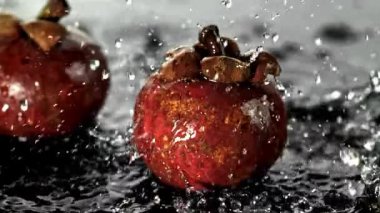 Süper yavaş çekim Taze mangosensler. 1000 fps 'de yüksek hızlı bir kamerayla çekildi. Yüksek kaliteli FullHD görüntüler