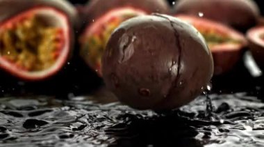 Süper yavaş çekim tutku meyveleri. 1000 fps 'de yüksek hızlı bir kamerayla çekildi. Yüksek kaliteli FullHD görüntüler