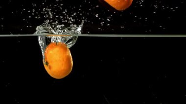 Süper yavaş çekimde taze mandalina. 1000 fps 'de yüksek hızlı bir kamerayla çekildi. Yüksek kaliteli FullHD görüntüler