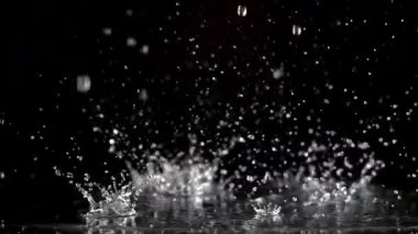 Süper yavaş çekim yağmur damlaları. 1000 fps 'de yüksek hızlı bir kamerayla çekildi. Yüksek kaliteli FullHD görüntüler
