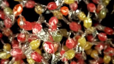 Süper yavaş çekimde çok renkli lolipoplar. 1000 fps 'de yüksek hızlı bir kamerayla çekildi. Yüksek kaliteli FullHD görüntüler