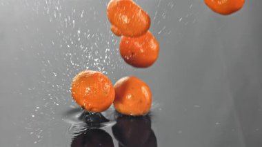 Süper yavaş çekimde taze mandalina. 1000 fps 'de yüksek hızlı bir kamerayla çekildi. Yüksek kaliteli FullHD görüntüler