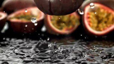 Süper yavaş çekim tutku meyveleri. 1000 fps 'de yüksek hızlı bir kamerayla çekildi. Yüksek kaliteli FullHD görüntüler