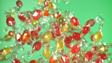 Süper yavaş çekimde çok renkli lolipoplar. 1000 fps 'de yüksek hızlı bir kamerayla çekildi. Yüksek kaliteli FullHD görüntüler