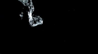 Su altında hava kabarcıkları. 1000 fps 'de yüksek hızlı bir kamerayla çekildi. Yüksek kaliteli FullHD görüntüler