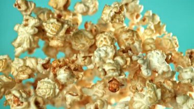 Süper yavaş çekimde uçan patlamış mısır. 1000 fps 'de yüksek hızlı bir kamerayla çekildi. Yüksek kaliteli FullHD görüntüler