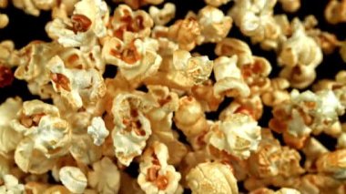 Süper yavaş çekimde uçan patlamış mısır. 1000 fps 'de yüksek hızlı bir kamerayla çekildi. Yüksek kaliteli FullHD görüntüler