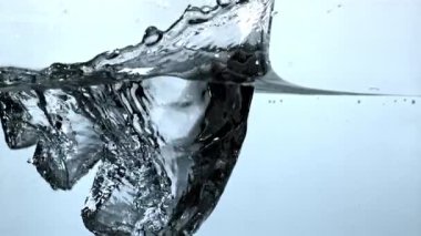 Süper yavaş su sıçrıyor. 1000 fps 'de yüksek hızlı bir kamerayla çekildi. Yüksek kaliteli FullHD görüntüler