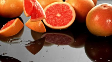 Süper yavaş çekimde taze greyfurt parçaları. 1000 fps 'de yüksek hızlı bir kamerayla çekildi. Yüksek kaliteli FullHD görüntüler