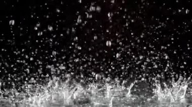Süper yavaş çekim yağmur damlaları. 1000 fps 'de yüksek hızlı bir kamerayla çekildi. Yüksek kaliteli FullHD görüntüler
