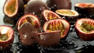 Süper yavaş çekim tutku meyveleri. 1000 fps 'de yüksek hızlı bir kamerayla çekildi. Yüksek kaliteli FullHD görüntüler