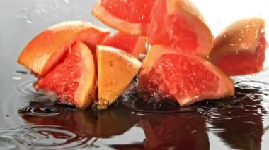 Süper yavaş çekimde taze greyfurt parçaları. 1000 fps 'de yüksek hızlı bir kamerayla çekildi. Yüksek kaliteli FullHD görüntüler
