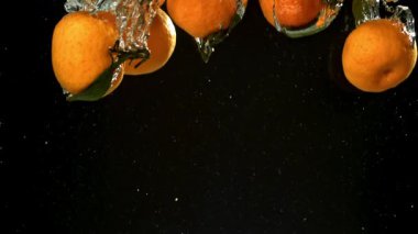 Süper yavaş çekimde taze mandalina. 1000 fps 'de yüksek hızlı bir kamerayla çekildi. Yüksek kaliteli FullHD görüntüler