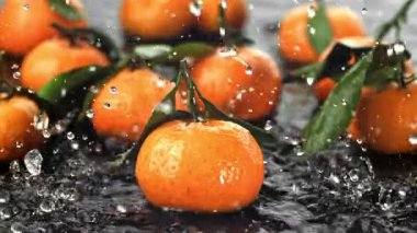 Süper yavaş çekimde taze mandalina. 1000 fps 'de yüksek hızlı bir kamerayla çekildi. Yüksek kaliteli FullHD görüntüler