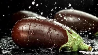 Süper yavaş çekim taze patlıcan, su sıçraması ve damla damla. 1000 fps 'de yüksek hızlı bir kamerayla çekildi. Yüksek kaliteli FullHD görüntüler