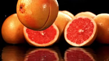 Çok yavaş çekimde taze greyfurt. 1000 fps 'de yüksek hızlı bir kamerayla çekildi. Yüksek kaliteli FullHD görüntüler