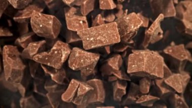 Süper yavaş hareket eden sütlü çikolatalar. 1000 fps 'de yüksek hızlı bir kamerayla çekildi. Yüksek kaliteli FullHD görüntüler