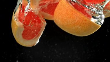 Çok yavaş çekimde taze greyfurt. 1000 fps 'de yüksek hızlı bir kamerayla çekildi. Yüksek kaliteli FullHD görüntüler