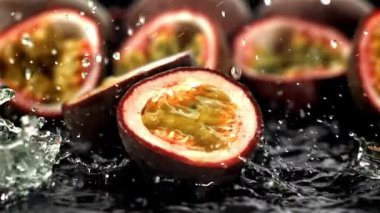 Süper yavaş çekim tutku meyveleri. 1000 fps 'de yüksek hızlı bir kamerayla çekildi. Yüksek kaliteli FullHD görüntüler