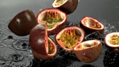 Süper yavaş çekim tutku meyveleri. 1000 fps 'de yüksek hızlı bir kamerayla çekildi. Yüksek kaliteli FullHD görüntüler