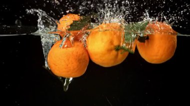 Süper yavaş çekimde taze mandalina. 1000 fps 'de yüksek hızlı bir kamerayla çekildi. Yüksek kaliteli FullHD görüntüler