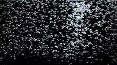 Su altında küçük hava kabarcıkları. 1000 fps 'de yüksek hızlı bir kamerayla çekildi. Yüksek kaliteli FullHD görüntüler