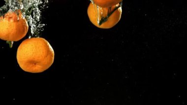 Süper yavaş çekimde taze mandalina. 1000 fps 'de yüksek hızlı bir kamerayla çekildi. Yüksek kaliteli FullHD görüntüler