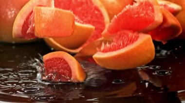 Süper yavaş çekimde taze greyfurt parçaları. 1000 fps 'de yüksek hızlı bir kamerayla çekildi. Yüksek kaliteli FullHD görüntüler