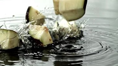 Süper yavaş çekimde dilimlenmiş patlıcan parçaları. 1000 fps 'de yüksek hızlı bir kamerayla çekildi. Yüksek kaliteli FullHD görüntüler