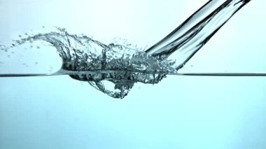Süper yavaş su sıçrıyor. 1000 fps 'de yüksek hızlı bir kamerayla çekildi. Yüksek kaliteli FullHD görüntüler