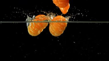 Süper yavaş çekim taze soyulmuş mandalina. 1000 fps 'de yüksek hızlı bir kamerayla çekildi. Yüksek kaliteli FullHD görüntüler