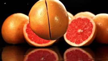 Çok yavaş çekimde taze greyfurt. 1000 fps 'de yüksek hızlı bir kamerayla çekildi. Yüksek kaliteli FullHD görüntüler