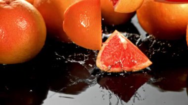 Süper yavaş çekimde taze greyfurt parçaları. 1000 fps 'de yüksek hızlı bir kamerayla çekildi. Yüksek kaliteli FullHD görüntüler