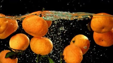 Süper yavaş çekimde taze mandalina. 1000 fps 'de yüksek hızlı bir kamerayla çekildi. Yüksek kaliteli FullHD görüntüler