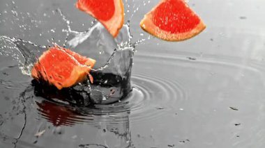 Süper yavaş çekimde taze greyfurt parçaları. 1000 fps 'de yüksek hızlı bir kamerayla çekildi. Yüksek kaliteli FullHD görüntüler