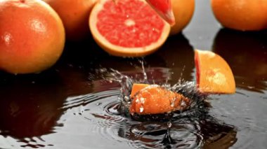 Süper yavaş çekimde taze greyfurt parçaları. 1000 fps 'de yüksek hızlı bir kamerayla çekildi. Yüksek kaliteli FullHD görüntüler