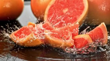 Süper yavaş çekimde taze greyfurt parçaları. 1000 fps 'de yüksek hızlı bir kamerayla çekildi. Yüksek kaliteli FullHD görüntüler