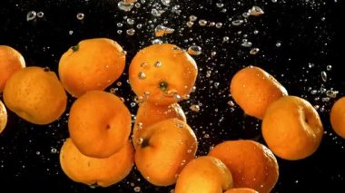 Süper yavaş çekimde taze mandalina. 1000 fps 'de yüksek hızlı bir kamerayla çekildi. Yüksek kaliteli FullHD görüntüler