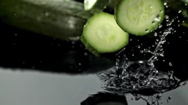 Süper yavaş çekimde kabak dilimleri. 1000 fps 'de yüksek hızlı bir kamerayla çekildi. Yüksek kaliteli FullHD görüntüler