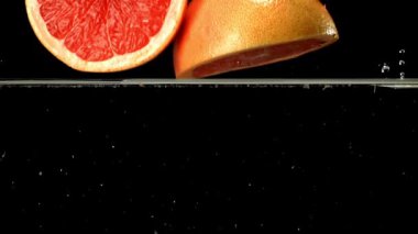 Çok yavaş çekimde taze greyfurt. 1000 fps 'de yüksek hızlı bir kamerayla çekildi. Yüksek kaliteli FullHD görüntüler