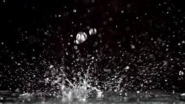 Süper yavaş çekim yağmur damlaları. 1000 fps 'de yüksek hızlı bir kamerayla çekildi. Yüksek kaliteli FullHD görüntüler