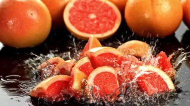 Süper yavaş çekimde taze greyfurt parçaları. 1000 fps 'de yüksek hızlı bir kamerayla çekildi. Yüksek kaliteli FullHD görüntüler