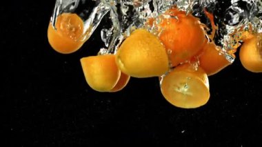 Süper yavaş çekimde taze kumkat. 1000 fps 'de yüksek hızlı bir kamerayla çekildi. Yüksek kaliteli FullHD görüntüler